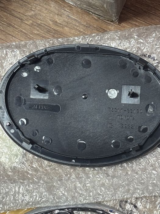 Эмблема решетки радиатора камри 30-40-45