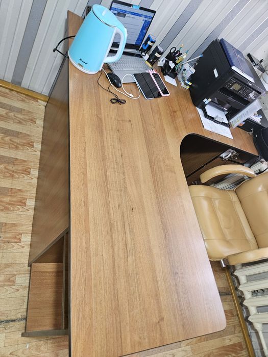 Продам витрины и офисный стол