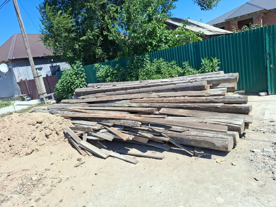 Бревна, доски на крышу