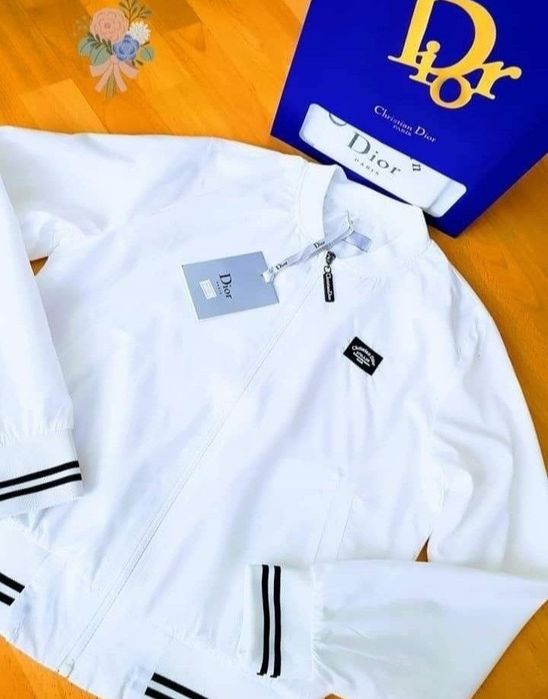 Geaca alba Christian, super calitate, material impermeabil, cod Qr,saculet, etichetă