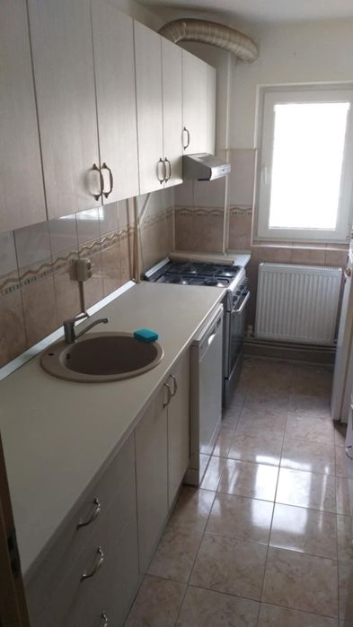 Pf închiriez ap cu 3 camere SD