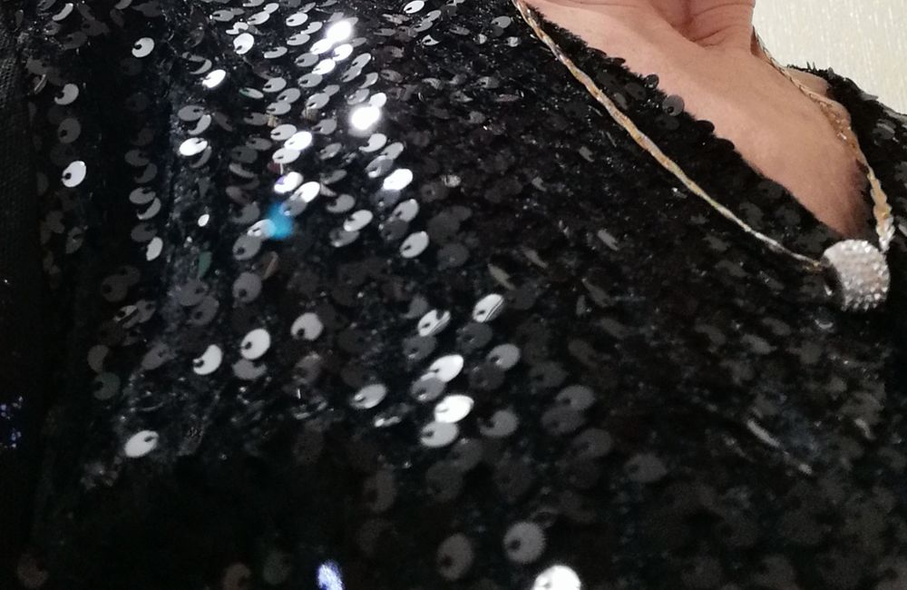 Продам платье, очень эффектное и нарядное.