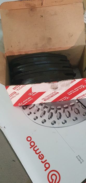 Продавам два комплекта предни спирачни дискове