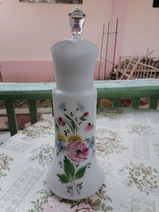 Графин с цветами молочное стекло