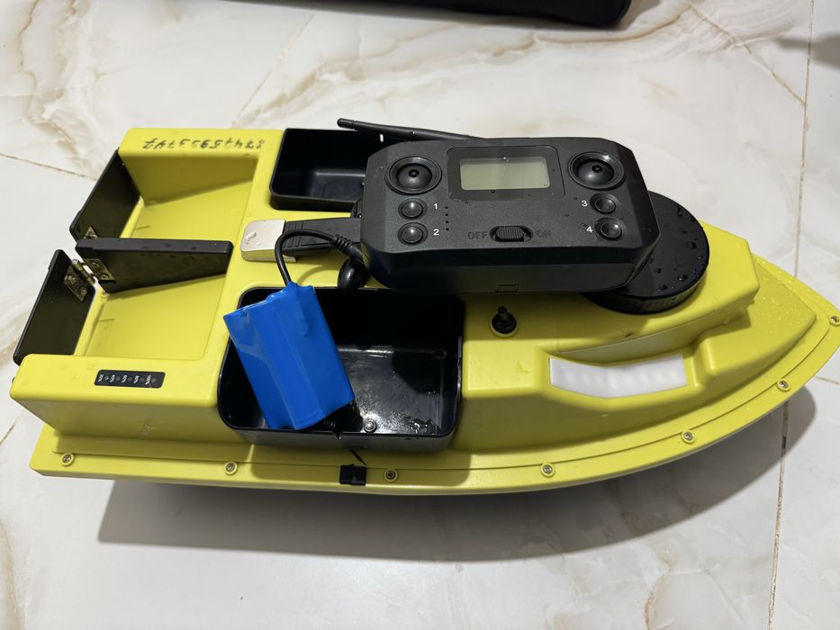 Прикормочный кораблик Flytec D19