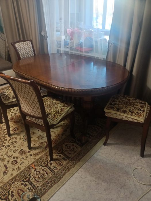 Продаётся стол со стульями.