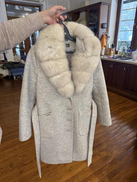 Пальто с меховым воротником. Мех песец. Воротник отстегивается.