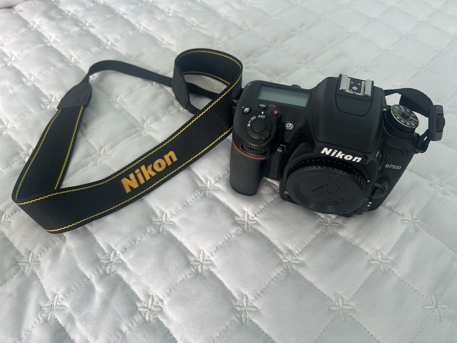 Nikon D7500 + 3 обектива ,3 батерии ,3 филтъра ,2 зарядни