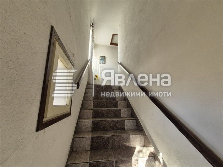 Масивна двуетажна жилищна сграда