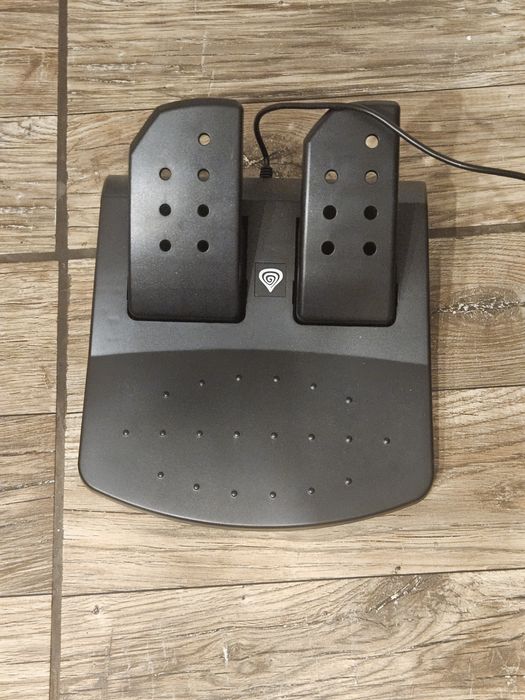 Продавам волан с педали Genesis Seaborg 350