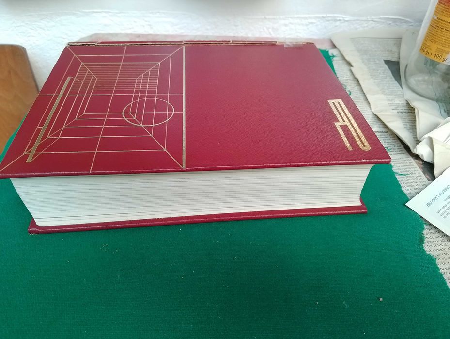 Dictionar enciclopedic Larousse.