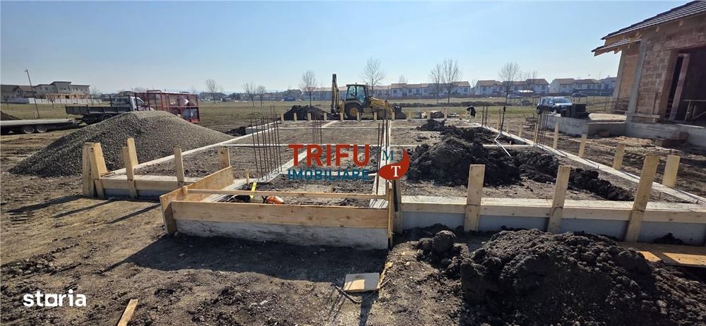 Case de vânzare în diferite stadii de construcție