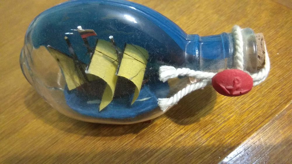 Сувениры, парусник, ракушки.