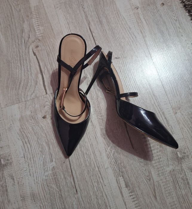 Pantofi cu toc marimea 38  60 lei sau 2 la 100
