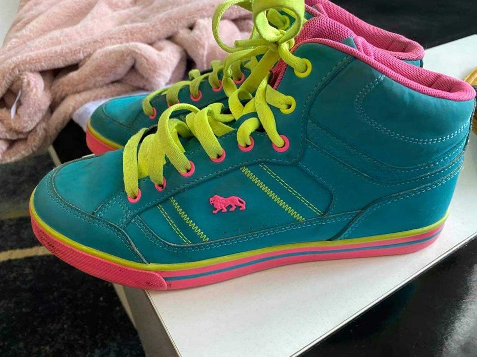 Дамски ботуши, боти и кецове