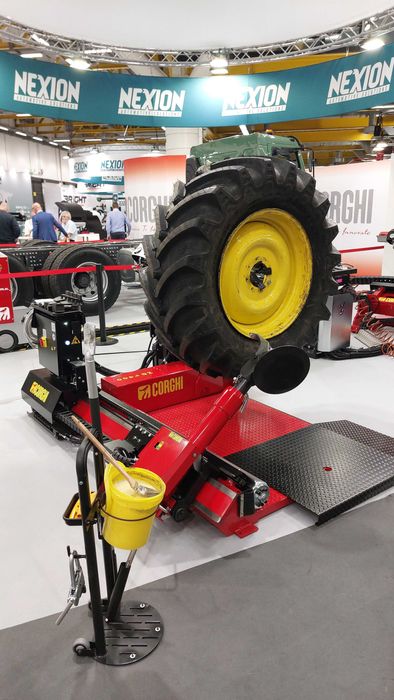 CORGHI  - HD1400 E  монтаж/демонтаж машина за товарни автомобили