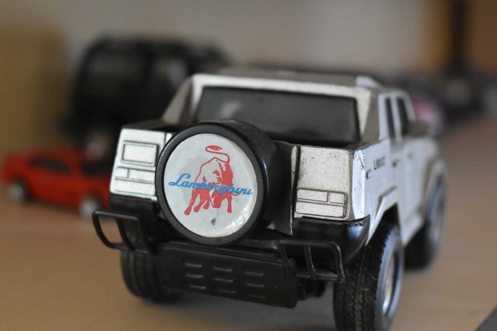 Vand macheta Lamborghini LM002 in stare buna.