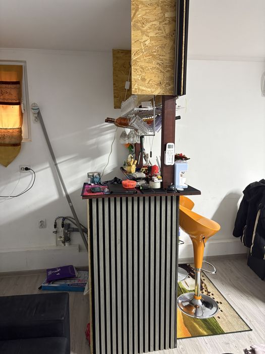 Vand bar cu tot cu scaune