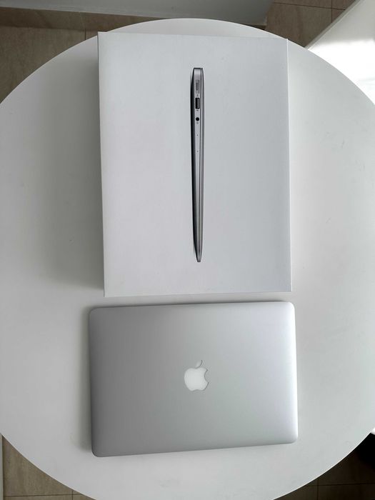 # Laptop Mac Book Air in Cutie -13"-SSD- doar 999 ron - Impecabil include husa de 100 de ron