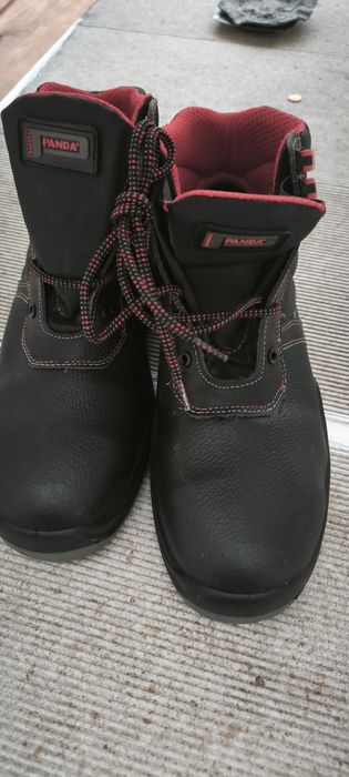 Работни обувки с метални бомбе.