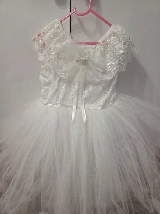 Грациозна бяла рокля за принцеси!