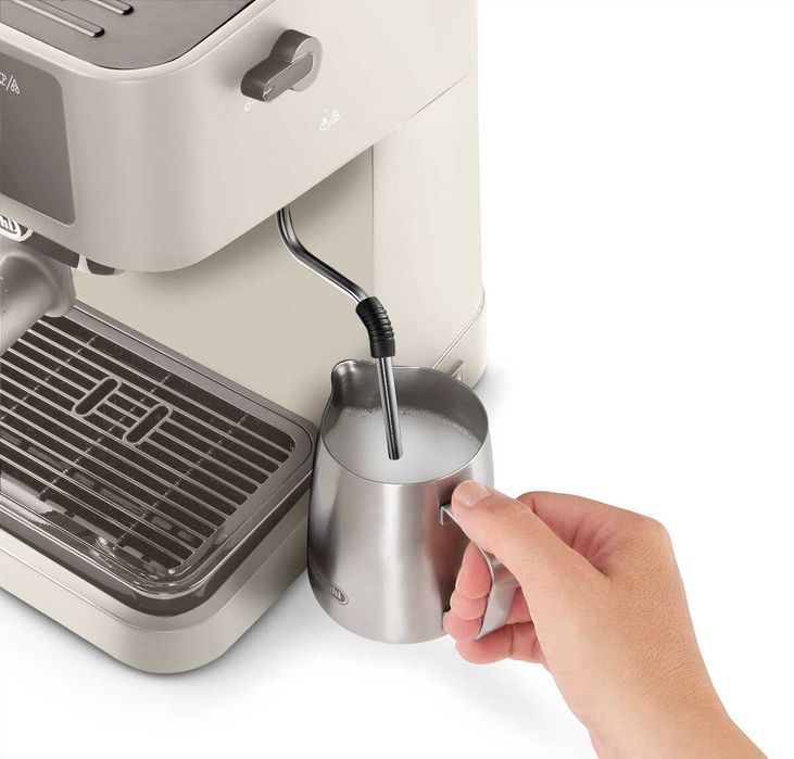 Рожковая кофеварка DeLonghi EC235.CR объем резервуара 1 литр новая.