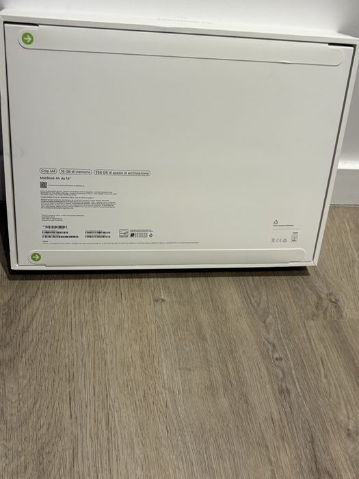 Macbook air 15 inch, M4, Silver, sigilat, garantie 12 luni Istyle