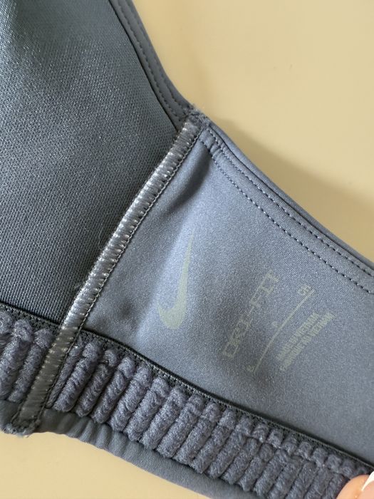 Чисто нов Спортен сутиен Nike