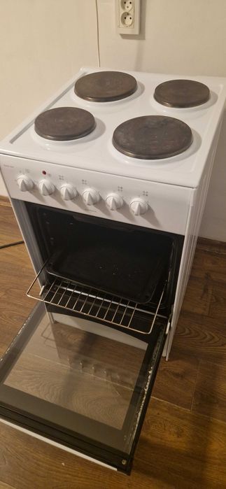 Плита с духовкой и вытяжкой