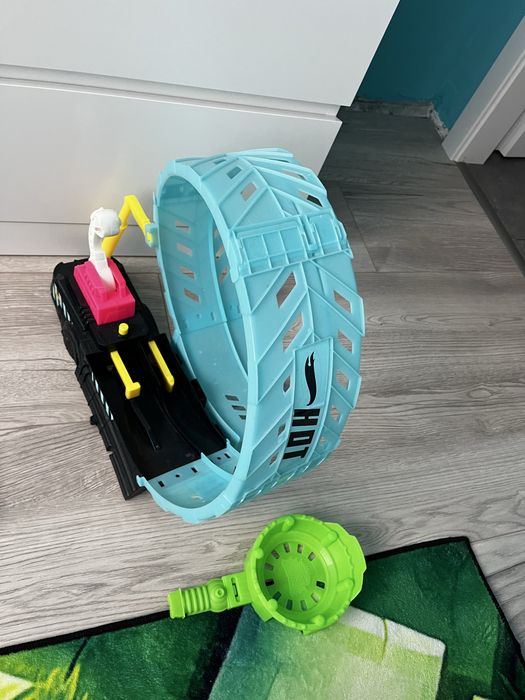 Hot Wheels Monster Truck - Светеща писта Епичен лупинг