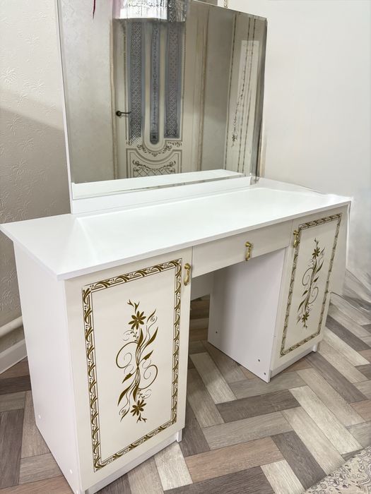 Тумбочка Трюмо