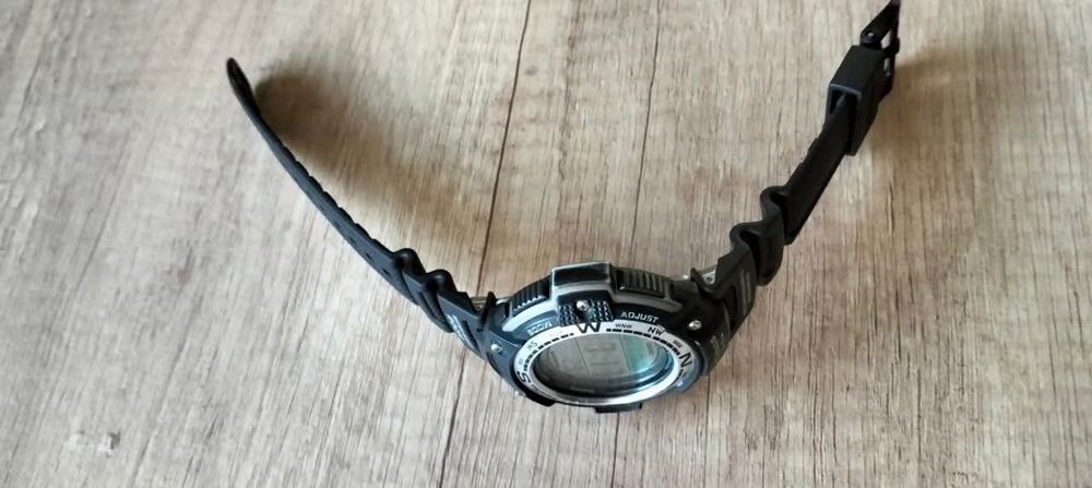 Casio SGW-100-1V. 

Компас, водоустойчив (200 метра).

Сменена каишка и батерия

Цена 30 €.