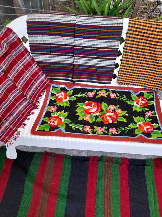 Ръчно тъкан килим битов като черга под канапето