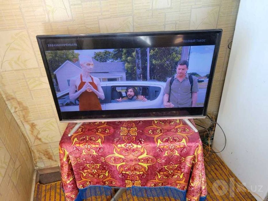 Рабочий 32 дюймовый LCD телевизор Artel + подставка