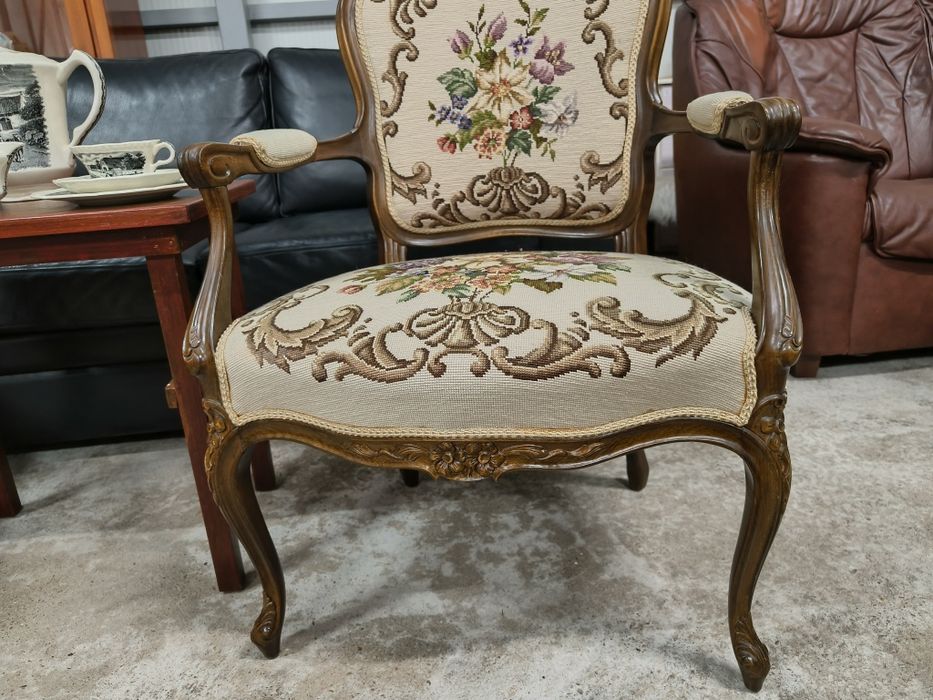 Комплект от две дъбови кресла с дърворезба и гобленова дамаска