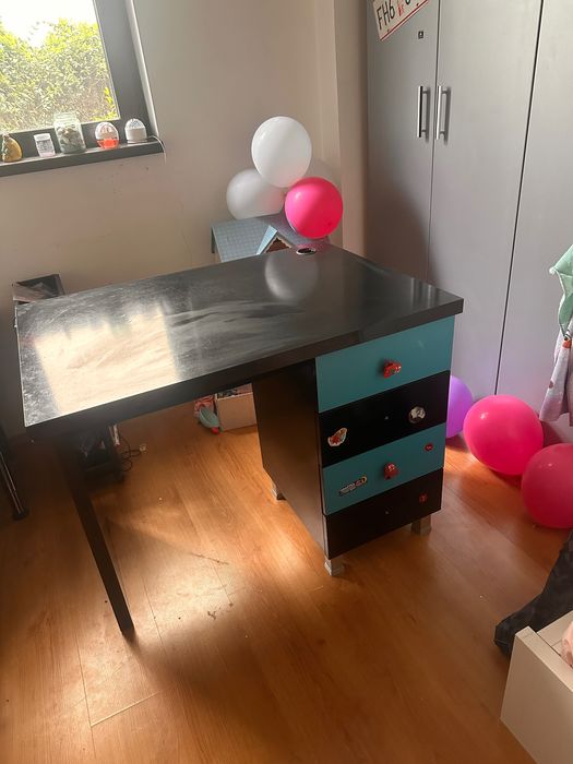 Birou cu spatiu de depozitare