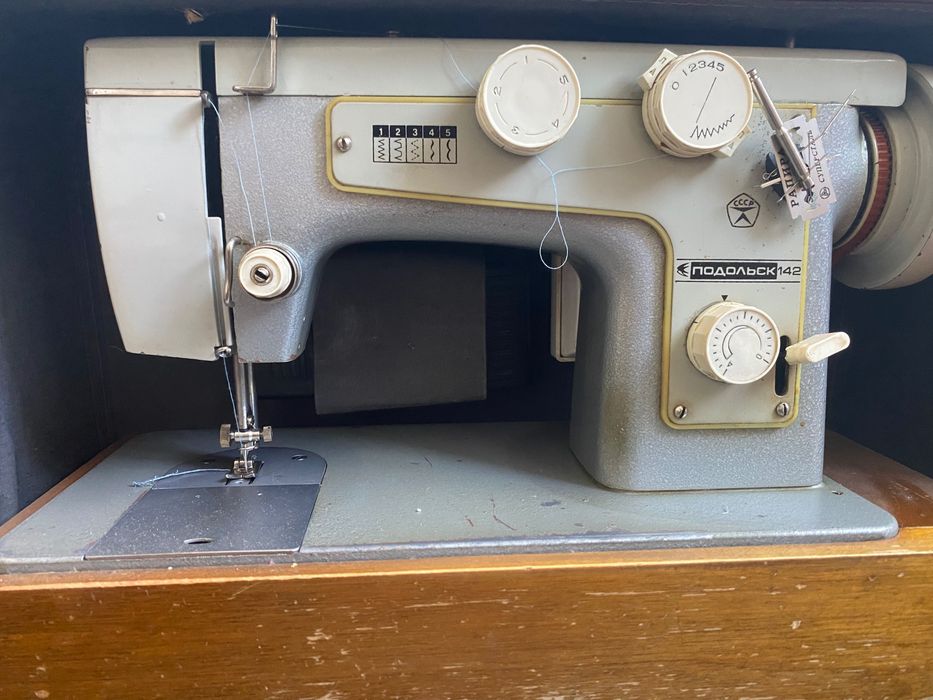 Электрическая швейная машинка Подольск 142. БУ, в отличном состоянии