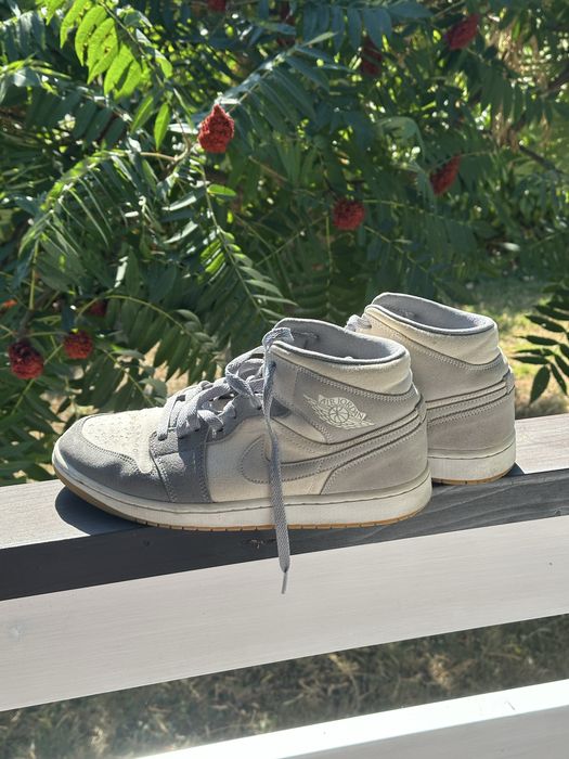 Air Jordan 1 Mid Light Smoke Grey