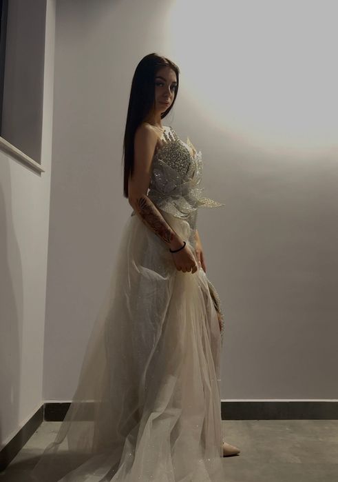 Бежова бална рокля с камъни