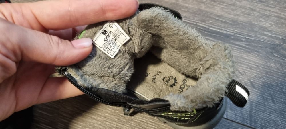 Vând ghete marimea 26