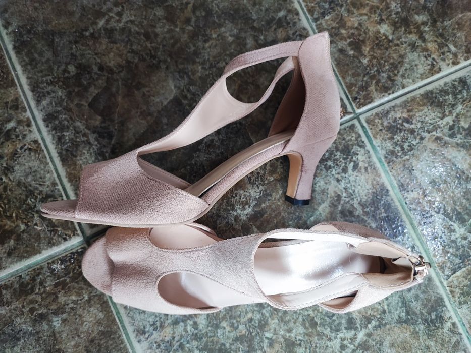 Чисто нови дамски обувки на ток. 41 номер.