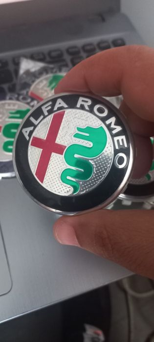 Alfa Romeo - Set embleme si capace - 4 capace pentru jante aliaj