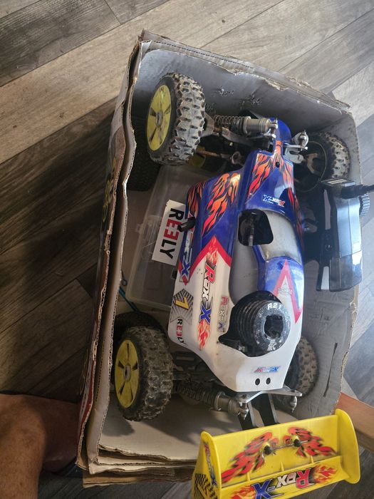 Vând Buggy RC Reely Rex-X 1:8 Nitro (Termik)
Sie bietet den Buggy R Recely Rex-X an.