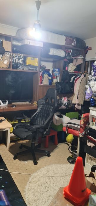 Vând biblioteca din lemn masiv asamblata pe loc nu se separa în module