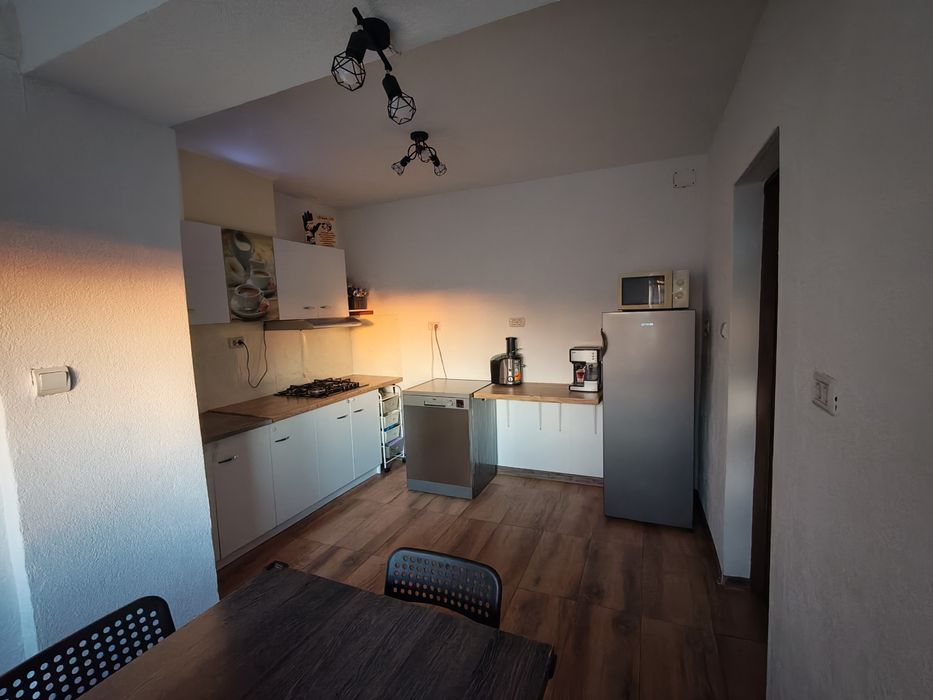 Casă renovată complet, 3 dormitoare, 780 mp teren – zonă excelentă Pec