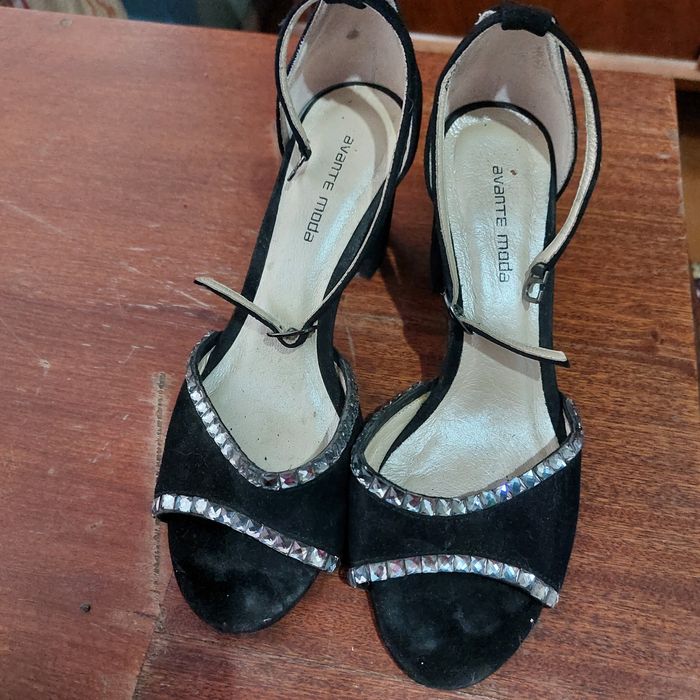 Продам туфли новые  босоножки