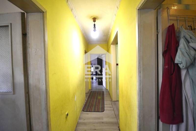 Продава се Четиристаен апартамент в Хасково, Каменни - 120 кв.м за 978 €/кв.м - Снимка #1