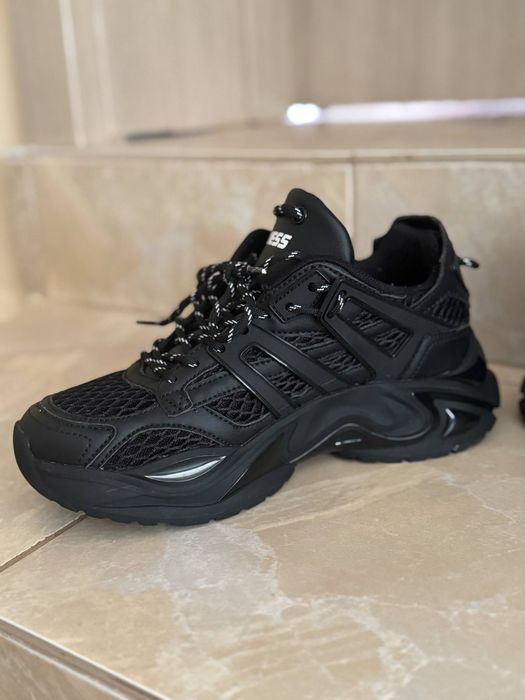 Чисто нови обувки Guess