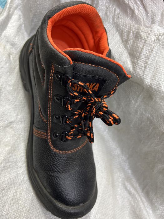 Рабочие ботинки.