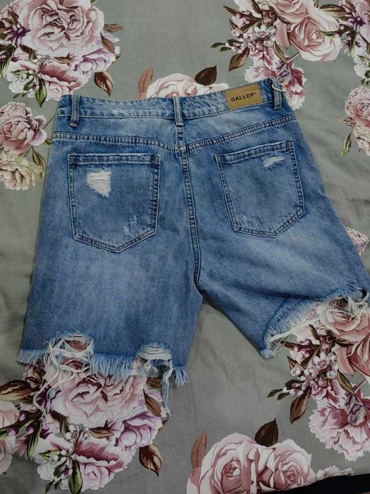 Дрехи чисто нови